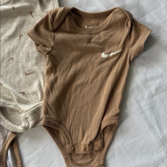 Nike Baby Bodysuit Trio - Beige, Cream, Brown 3M - Picture 4 of 5